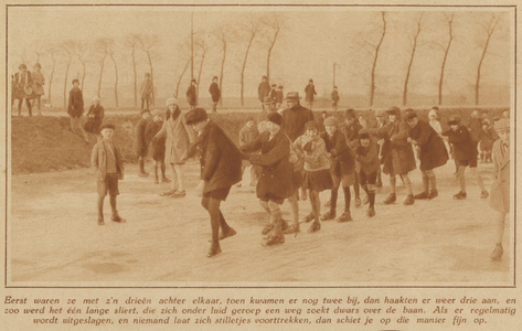 873447 Afbeelding van een sliert schaatsende kinderen op de ijsbaan van de Utrechtsche IJsclub Vooruit ...